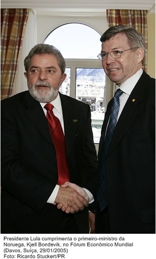 Presidente Lula cumprimenta o primeiro-ministro da Noruega, Kjell Bondevik, no Fórum Econômico Mundial.