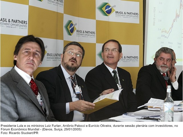 Presidente Lula e os ministros Luiz Furlan, Antônio Palocci e Eunício Oliveira, durante plenária com investidores no Fórum Econômico Mundial.