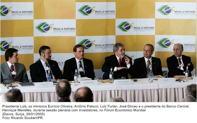 Presidente Lula, os ministros Eunício Oliveira, Luiz Furlan, Antonio Palocci, José Dirceu e Henrique Meirelles, em sessão plenária com investidores.