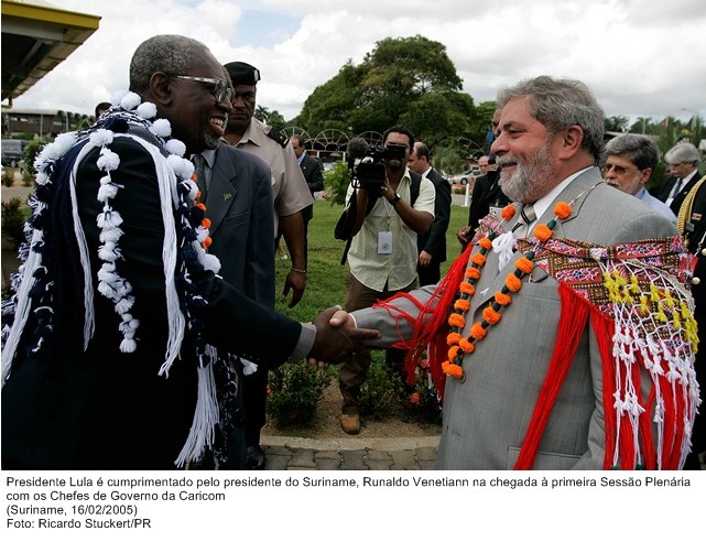 Presidente Lula é cumprimentado pelo presidente do Suriname, Runaldo Venetiann na chegada a 1ª sessão plenária com chefe de governo da Caricom.