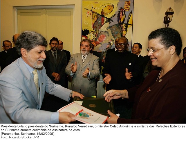 Presidente Lula, o presidente do Suriname, Runaldo Venetiann, o ministro Celso Amorim, e a ministra das Relações Exteriores do Suriname na cerimônia de assinatura de atos.