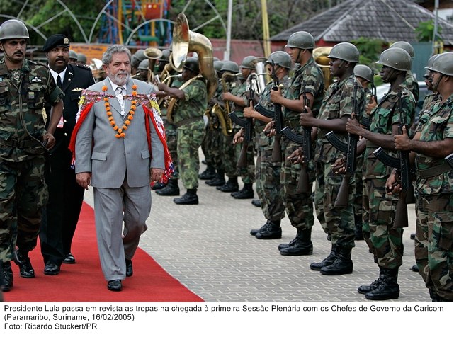 Presidente Lula passa em revista as tropas na chegada a primeira sessão plenária com os chefes de governo da Caricom.