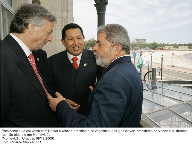 Presidente Lula conversa com Néstor Kirchner e Hugo Cháves durante reunião tripartite em Montevidéu.