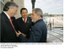 Presidente Lula conversa com Néstor Kirchner e Hugo Cháves durante reunião tripartite em Montevidéu.