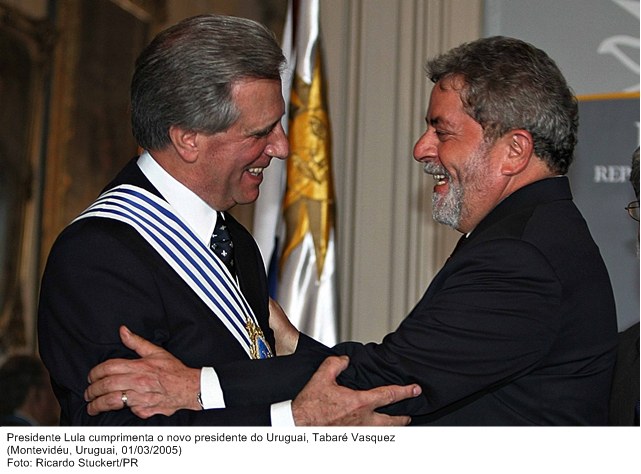 Presidente Lula cumprimenta o novo presidente do Uruguai, Tabaré Vasquez.