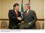 Presidente Lula cumprimenta o presidente do Paraguai, Nicanor Duarte, após assinatura de acordo durante encontro em Montevidéu.