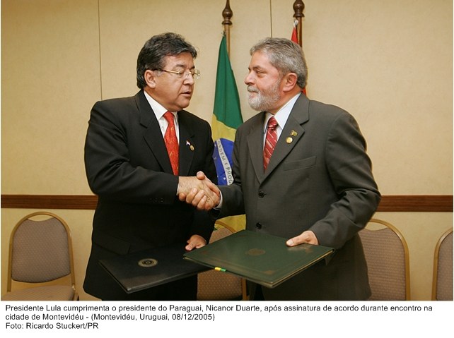 Presidente Lula cumprimenta o presidente do Paraguai, Nicanor Duarte, após assinatura de acordo durante encontro em Montevidéu.
