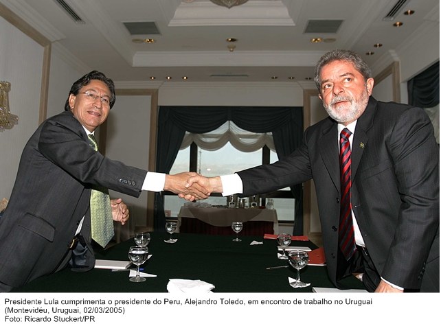 Presidente Lula cumprimenta o presidente do Peru, Alejandro Toledo, em encontro de trabalho no Uruguai.