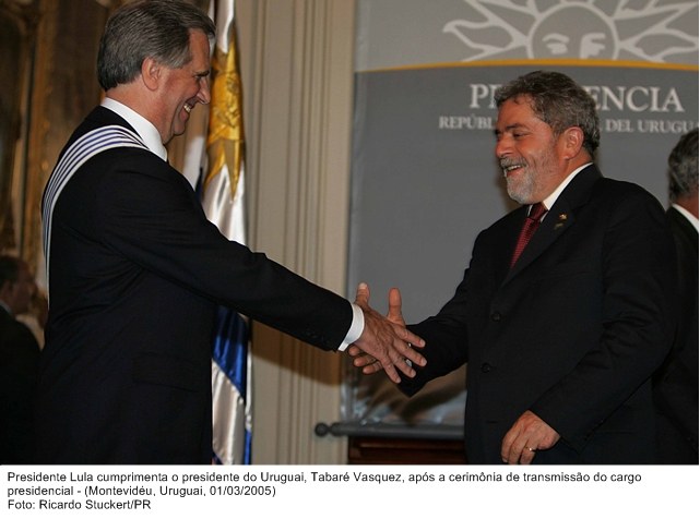 Presidente Lula cumprimenta o presidente do Uruguai, Tabaré Vasquez, após cerimônia de transmissão de cargo presidencial.