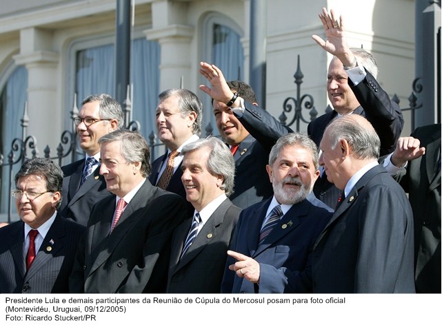 Presidente Lula e demais participantes da reunião de Cúpula do Mercosul, posam para foto oficial.