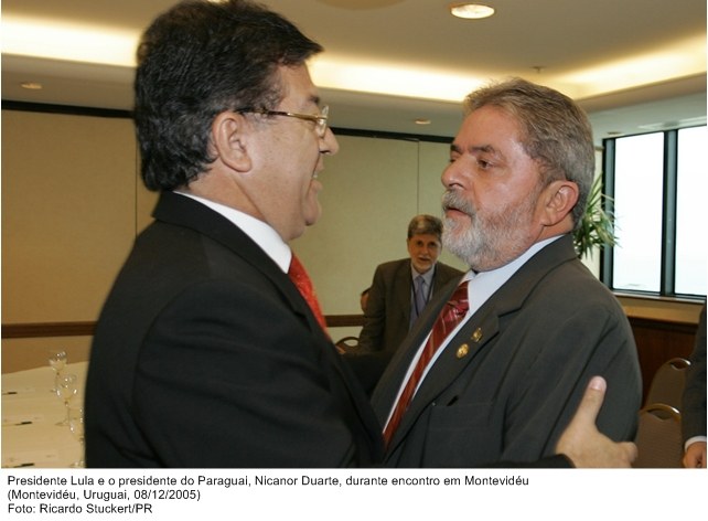 Presidente Lula e o presidente do Paraguai, Nicanor Duarte, durante encontro em Montevidéu.