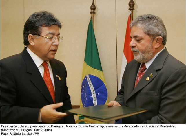 Presidente Lula e o presidente do Paraguai, Nicanor Duarte Frutos, após assinatura de acordo.