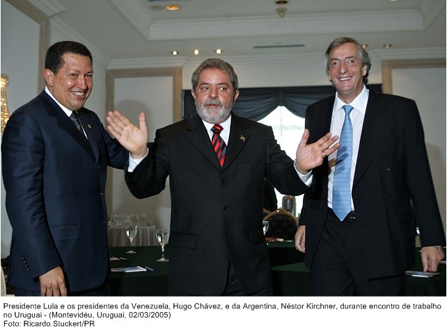 Presidente Lula e os presidentes da Venezuela, Hugo Cháves e Argentina, Néstor Kirchner durante encontro de trabalho no Uruguai.