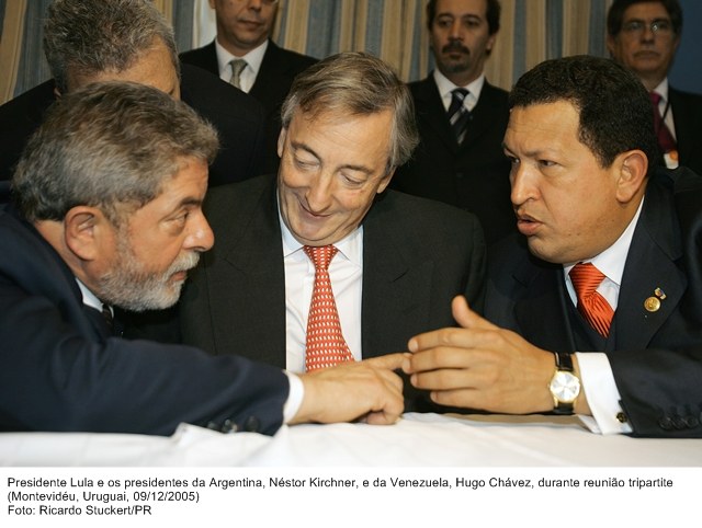 Presidente Lula e os presidentes Hugo Cháves e Néstor Kirchner durante reunião tripartite.