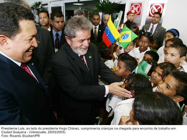 Presidente Lula, ao lado do presidente da Venezuela, Hugo Cháves, cumprimenta crianças na chegada para encontro de trabalho.