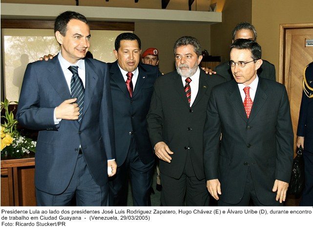 Presidente Lula, ao lado dos presidentes José Luiz Rodriguez Zapatero, Hugo Cháves e Álvaro Uribe, durante encontro de trabalho em Ciudad Guayana.