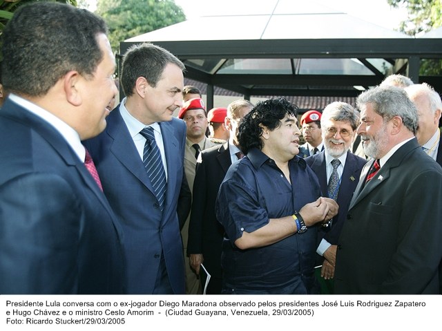 Presidente Lula conversa com o ex-jogador, Diego Maradona, ao lado dos presidentes José Luiz Rodriguez Zapatero e Hugo Cháves.