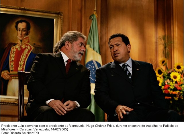 Presidente Lula conversa com o presidente Hugo Cháves, durante encontro de trabalho no Palácio de Miraflores.