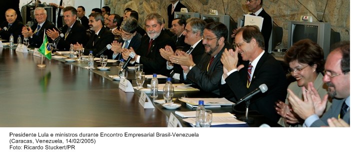 Presidente Lula e ministros durante encontro empresarial Brasil-Venezuela.