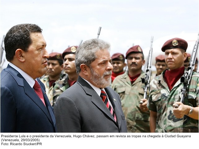 Presidente Lula e o presidente da Venezuela, Hugo Cháves, passam em revista as tropas na chegada a Ciudad Guayana.