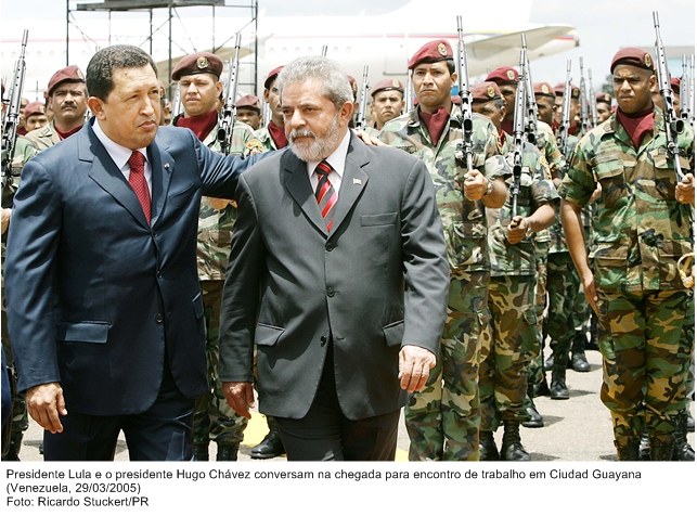 Presidente Lula e o presidente Hugo Cháves, conversam na chegada para o encontro de trabalho em Ciudad Guayana.