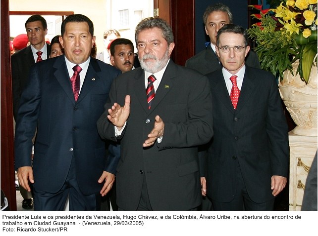Presidente Lula e os presidentes da Venezuela, Hugo Cháves e da Colômbia, Álvaro Uribe, na abertura do encontro de trabalho.