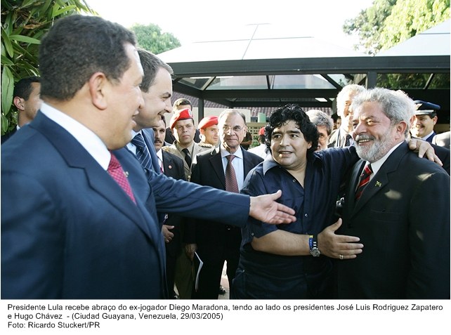 Presidente Lula recebe abraço do ex-jogador Diego Maradona, tendo ao lado os presidentes José Luiz Rodriguez Zapatero e Hugo Cháves.