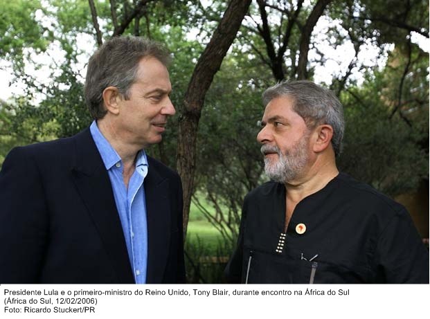Presidente Lula e o primeiro-ministro, Tony Blair, durante encontro na África do Sul.