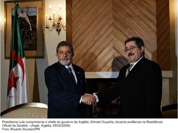 Presidente Lula cumprimenta o chefe de governo da Argélia, Ahmed Ouyahia, durante audiência na residência oficial da Zeralda.