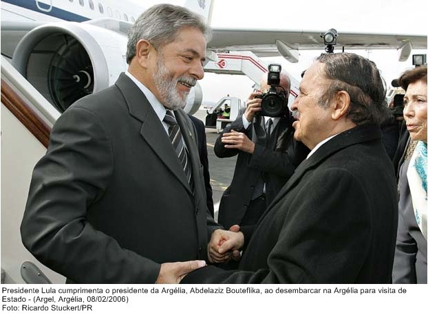 Presidente Lula cumprimenta o presidente da Argélia, Abdelaziz Bouteflika, ao desembarcar na Argélia, para visita de estado.