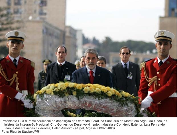 Presidente Lula durante cerimônia de deposição de oferenda floral, no santuário do Mártir, com os ministro Ciro Gomes, Luiz Fernando Furlan e Celso Amorim.