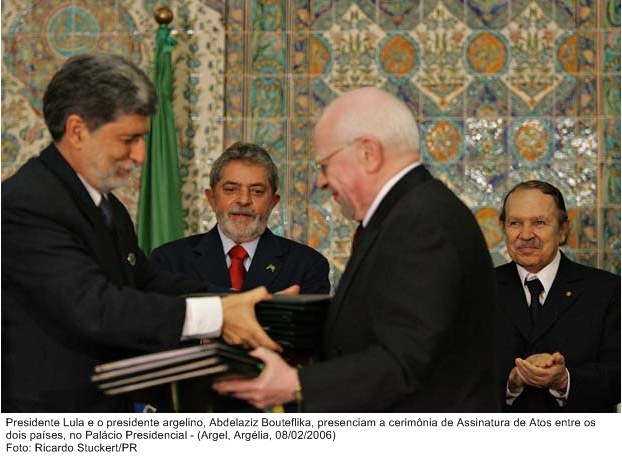 Presidente Lula e o presidente argelino, Abdelaziz Bouteflika, presenciam a cerimônia de assinatura de atos entre os dois países.