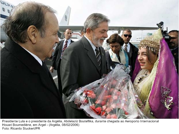 Presidente Lula e o presidente da Argéilia, Abdelaziz Bouteflika, durante chegada ao aeroporto internacional Houari Boumediène, na Argélia.