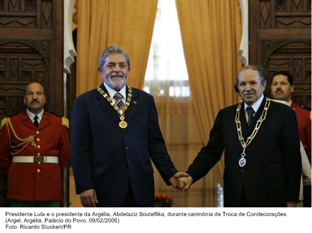 Presidente Lula e o presidente da Argélia, Abdelaziz Bouteflika, durante cerimônia de troca de condecorações.