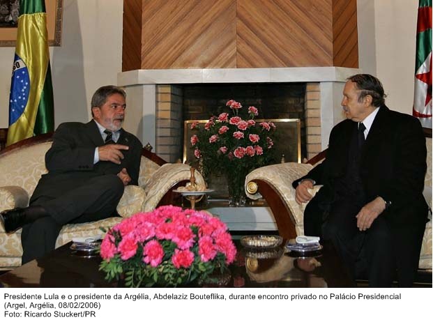 Presidente Lula e o presidente da Argélia, Abdelaziz Bouteflika, durante encontro privado no Palácio Presidencial.