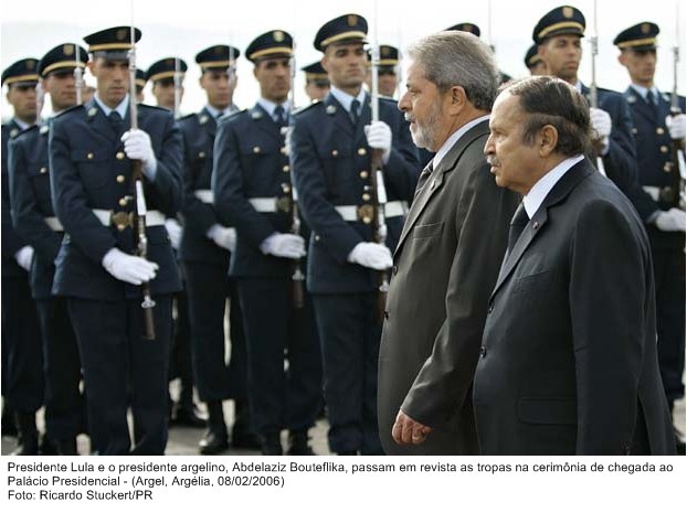 Presidente Lula e o presidente da Argélia, Abdelaziz Bouteflika, passsam em revista as tropas na cerimônia de chagada ao Palácio Residencial.