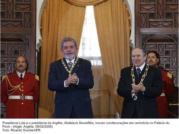 Presidente Lula e o presidente da Argélia, Abdelaziz Bouteflika, trocam condecorações.