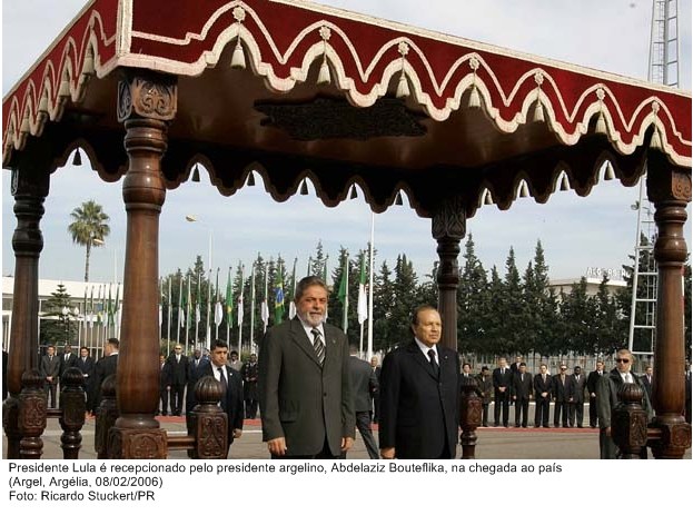 Presidente Lula é recepcionado pelo presidente argelino, Abdelaziz Bouteflika, na chegada ao país.