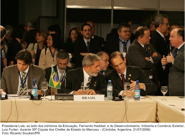 Presidente Lula, ao lado dos ministros, Fernando Haddad e Luiz Furlan, durante a 30ª Cúpula dos Chefes de Estado do Mercosul.