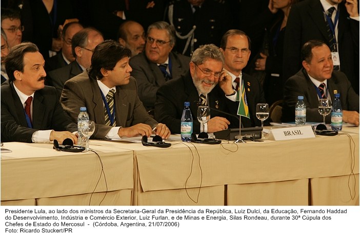 Presidente Lula ao lado dos ministros, Luiz Dulci, Fernandoi Haddad, Luiz Furlan e Silas Rondeau, durante a 30ª Cúpula do Mercosul.