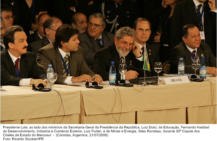 Presidente Lula ao lado dos ministros, Luiz Dulci, Fernandoi Haddad, Luiz Furlan e Silas Rondeau, durante a 30ª Cúpula do Mercosul.