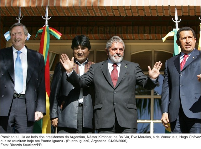 Presidente Lula ao lado dos presidentes da Argentina, Venezuela e Bolívia, que se reuniram hoje em Puerto Iguazu.