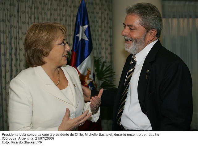 Presidente Lula conversa com a presidente do Chile, Michelle Bachelet, durante encontro de trabalho.