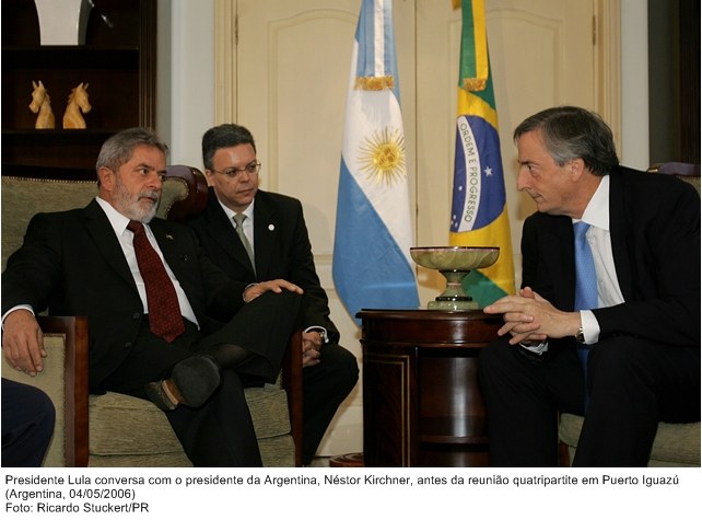 Presidente Lula conversa com o presidente da Argentina, Néstor Kirchner, antes da reunião quatripartite, em Puerto Iguazú.