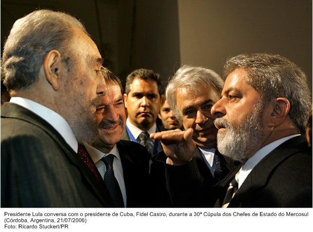 Presidente Lula conversa com o presidente de Cuba, Fidel Castro, durante a 30ª Cúpula dos Chefes de Estado do Mercosul.