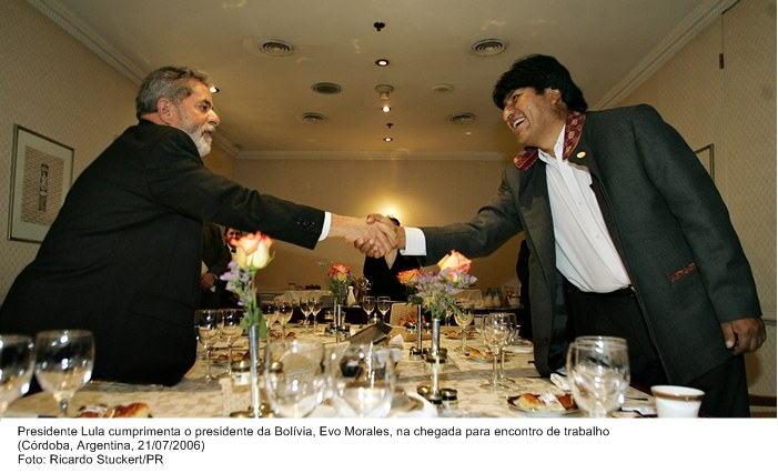 Presidente Lula cumprimenta o presidente da Bolívia, Evo Morales, na chegada para encontro de trabalho.