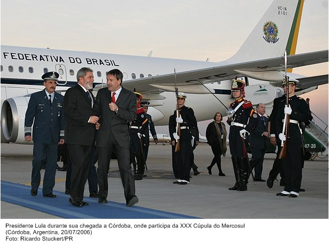 Presidente Lula durante sua chegada à Córdoba onde participa da XXX Cupula do Mercosul.