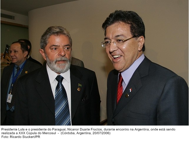 Presidente Lula e o presidente do Paraguai, Nicanor Duarte Fructos, na Argentina, onde está sendo realizado a XXX  Cúpula do Mercosul.