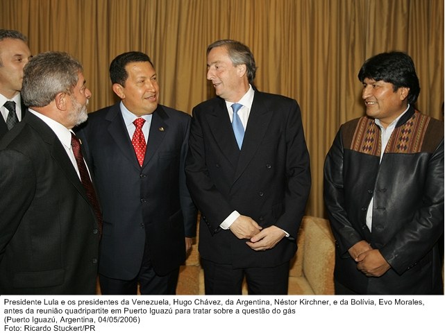 Presidente Lula e os presidentes da Venezuela, Argentina e Bolívia, antes da reunião quatripartite para tratar sobre a questão do gás.