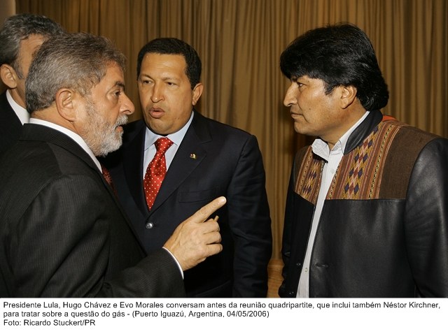 Presidente Lula, Hugo Cháves, e Evo Morales, conversam antes da reunião quatripartite.